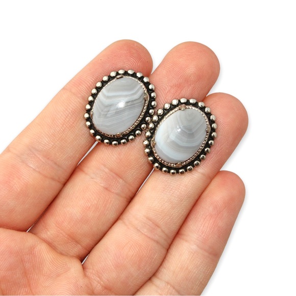 Vintage Grey Banded Agate Screw Back Earrings Oval Cabochon Silver Tone Clip On - Picture 4 of 4